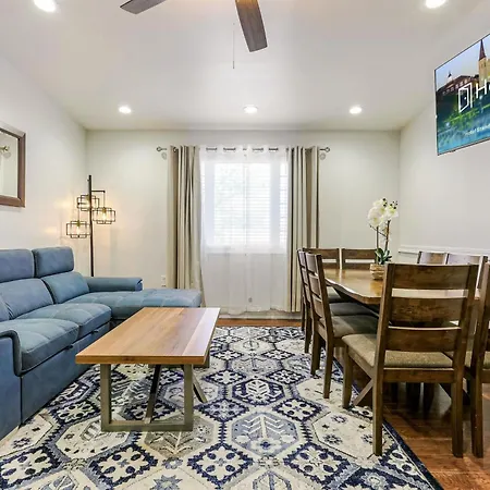 Stylish 4Br Condo In Downtown By Hosteeva